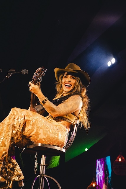 Antes Lauana Prado com violão, imagem original